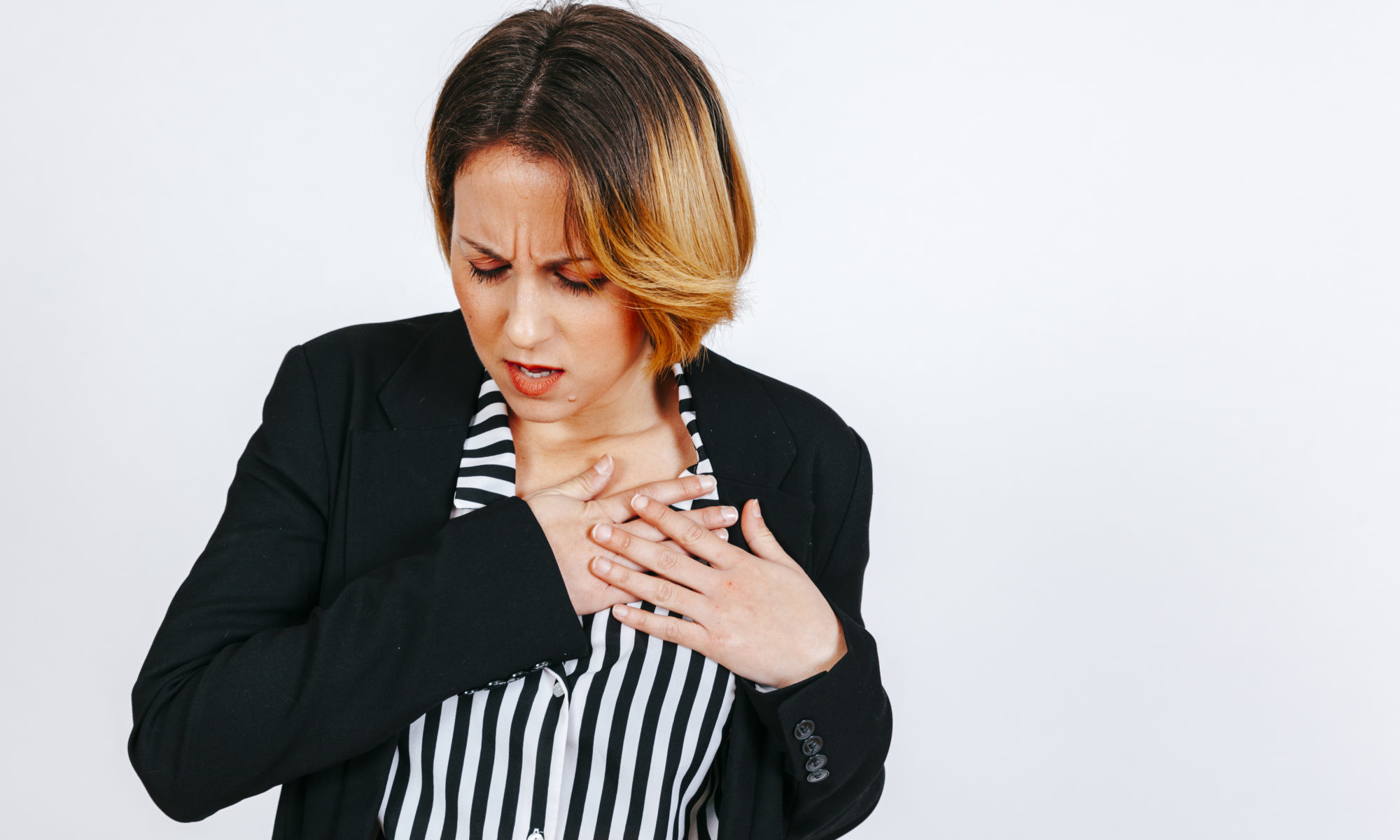 Mujer con ardor en el pecho