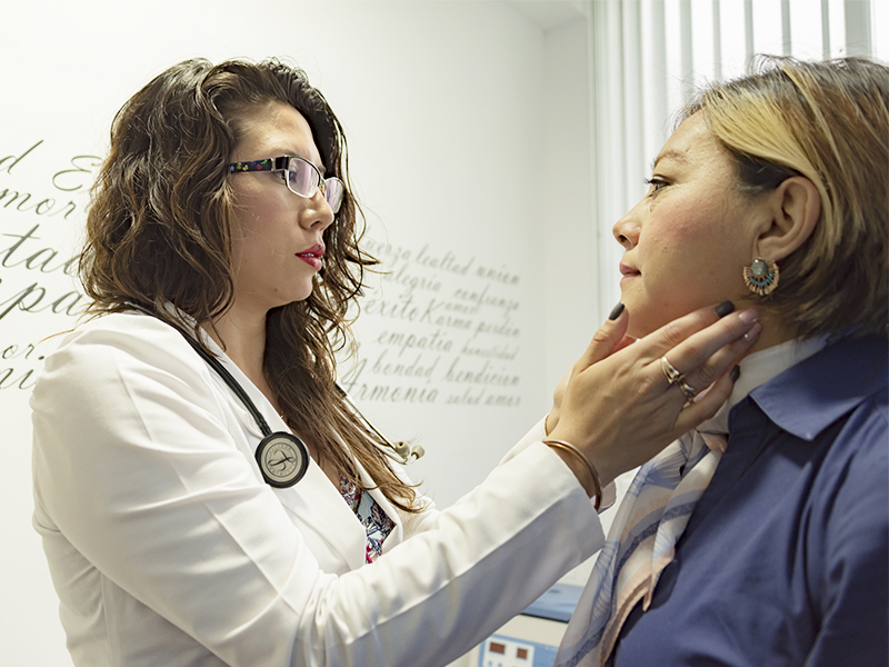 Doctora Nahim Barrón revisando a una paciente