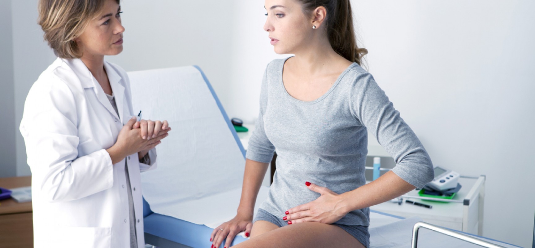 Mujer recibiendo asistencia médica